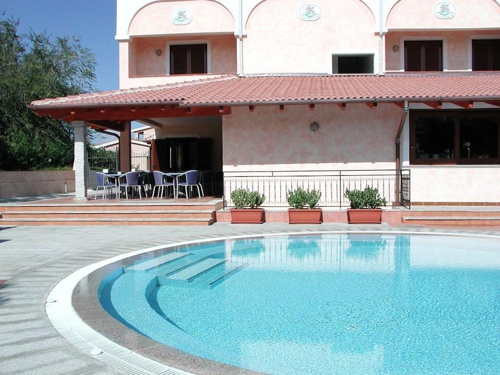 Amareclub Le Rose Hotel San Teodoro  Exterior foto